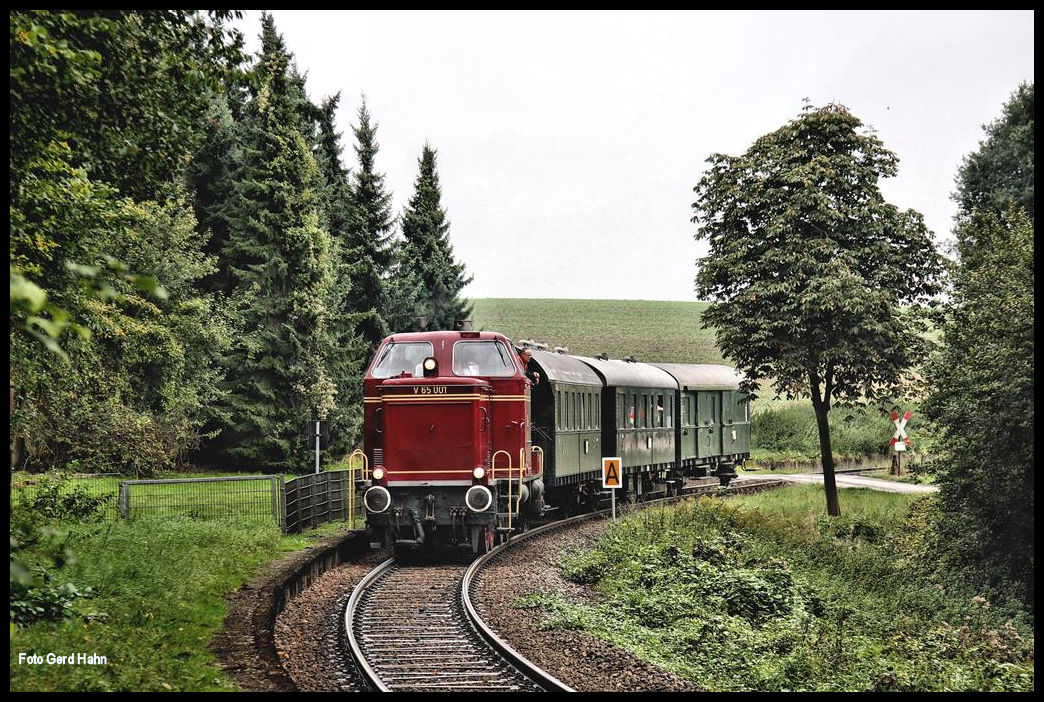 V 65001 der Osnabrücker Dampflok Freunde kam am 29.9.2017 über die Werkbahn von Hasbergen nach Georgsmarienhütte. Hier durchfährt sie gerade mit ihrer kurzen Garnitur den ehemaligen Haltepunkt Augustaschacht. 