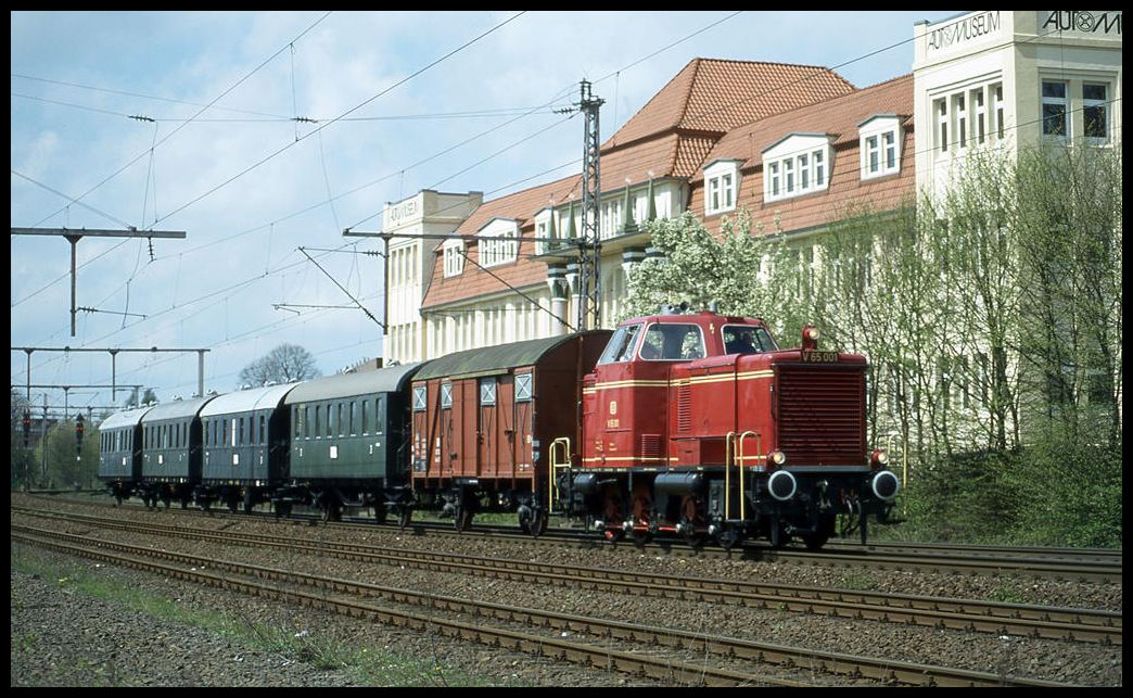 V 65001 der Osnabrücker Dampflok Freunde fährt hier mit ihrem Sonderzug am 29.4.2001 um 13.14 Uhr in den Bahnhof Melle ein. Im Hintergrund ist das Automuseum zu sehen, welches neben der Waldbühne auch ein Ziel der mitfahrenden Gäste war.