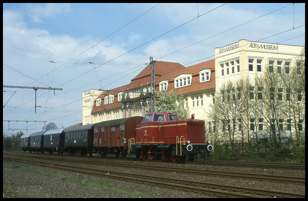 V 65001 der Osnabrücker Dampflok Freunde passiert hier am 29.9.2001 auf der Fahrt nach Bünde das Auto Museum in Melle.