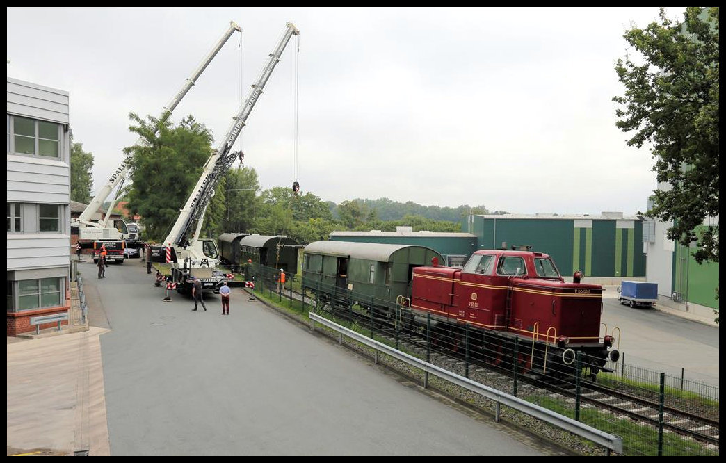 V 65001 der Osnabrücker Dampflok Freunde brachte am 30.08.2021 einen Personenwagen 3 yg vom Piesberg zum Bocketal. Dort wurde der Wagen ausrangiert und von der TWE Strecke mit Hilfe von zwei Autokranen auf ein kleines Museumsgleis gehoben. Dort soll der Wagen demnächst einer anliegenden Firma als Tagungsraum dienen. Der Firmen Chef war selbst zugegen und gestattete den anwesenden Fotografen das freie Fotografieren im Werksgelände!