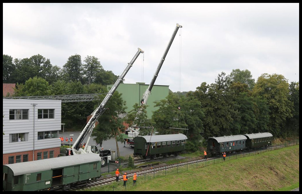 V 65001 der Osnabrücker Dampflok Freunde brachte am 30.08.2021 einen Personenwagen 3 yg vom Piesberg zum Bocketal. Dort wurde der Wagen ausrangiert und von der TWE Strecke mit Hilfe von zwei Autokranen auf ein kleines Museumsgleis gehoben. Dort soll der Wagen demnächst einer anliegenden Firma als Tagungsraum dienen. Der Firmen Chef war selbst zugegen und gestattete den anwesenden Fotografen das freie Fotografieren im Werksgelände!