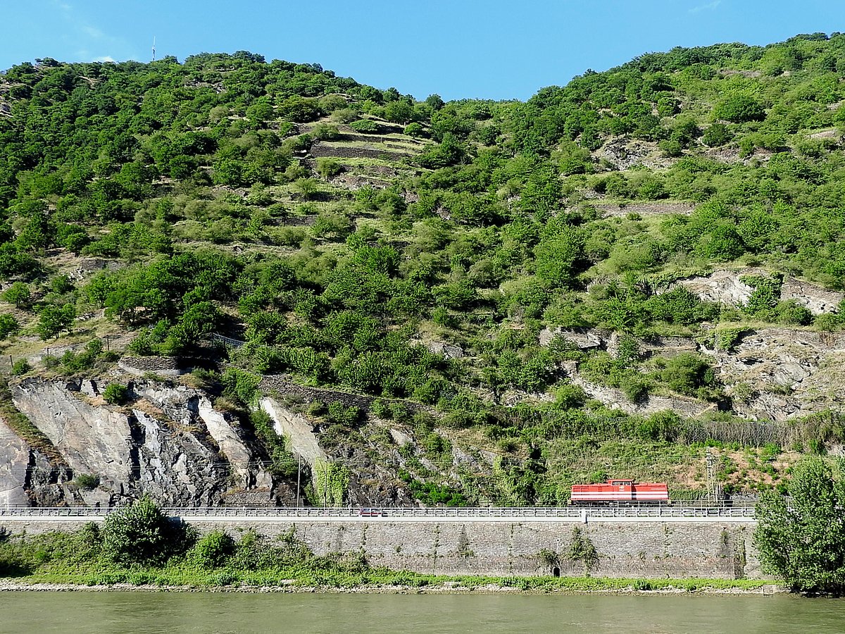 V100-005 der HGB(Hessische-Gueterbahn) entlang der linken Rheinstrecke(KBS465)Bereich St. Goarshausen; 170610
