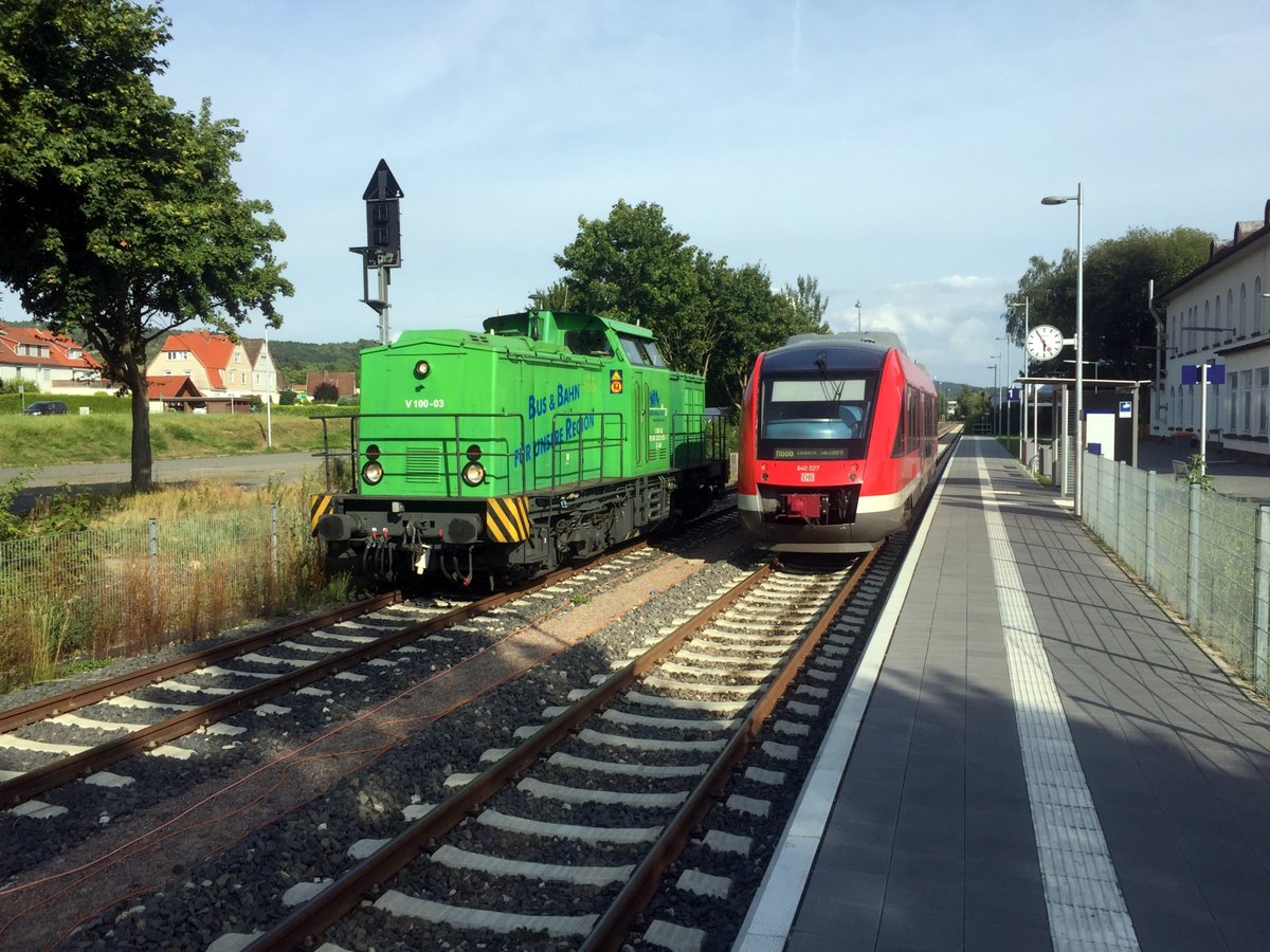 V100 03 der Ilmebahn GmbH (202 655-7) fährt in Einbeck Mitte aus Gleis 2 in das Betriebswerk in Einbeck. Auf Gleis 1 wartet 640 02/ von DB Regio auf die Ausfahrt nach Einbeck Salzderhelden (RB 86). 06.08.2019