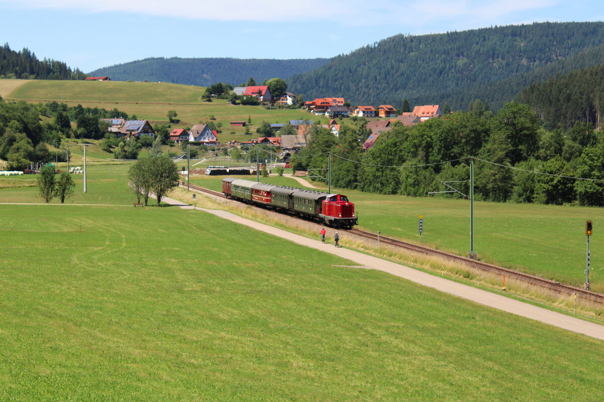 V100 1019 (211 019-5) fährt am 03.07.2022 für die UEF den  Dampfsonderzug  von Langenbrand nach Baiersbronn und durchfährt hier in Kürze Heselbach.