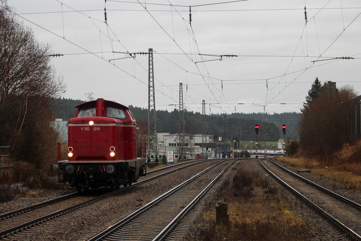 V100 1019 als Tfzf (! Dieses Foto wurde vom Bahnsteig gemacht!)
(Titisee - Neustadt Weinstraße) in St.Georgen (30.12.22)