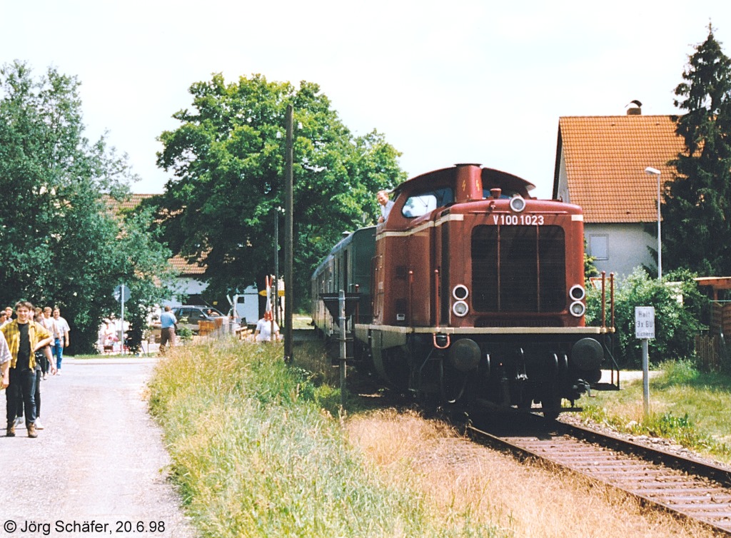V100 1023 hatte am 20.6.98 alle Fotografen aus ihrem Sonderzug aussteigen lassen. Westlich der bekannten Mühlhausener Ortsdurchfahrt durften sie wieder einsteigen.