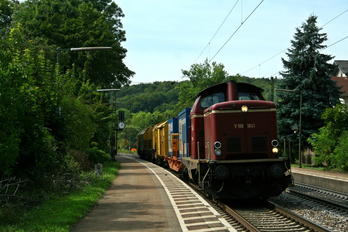 V100 1041 war am 27.08.15 mit einem Bauzug unterwegs in Richtung Regensburg. Hier konnte die altrote Maschine in Etterzhausen fotografiert werden.