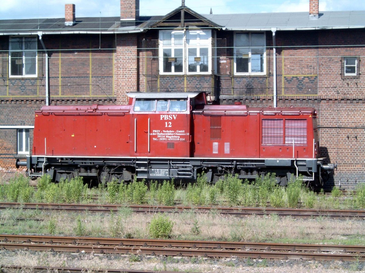 V100 (110/112/202 066) als PBSV-Verkehrs-GmbH Magdeburg Lok-Nr. 12 am 09.06.2003, vor dem ehemaligen Stellwerk in Leipzig-Plagwitz.