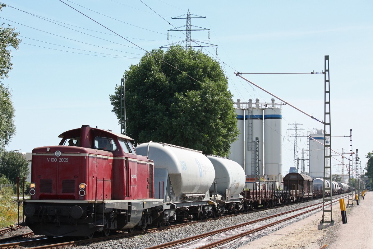 V100 2009 der EGP am 22.7.13 mit einem Zementzug in Hamburg-Hohe Schaar.