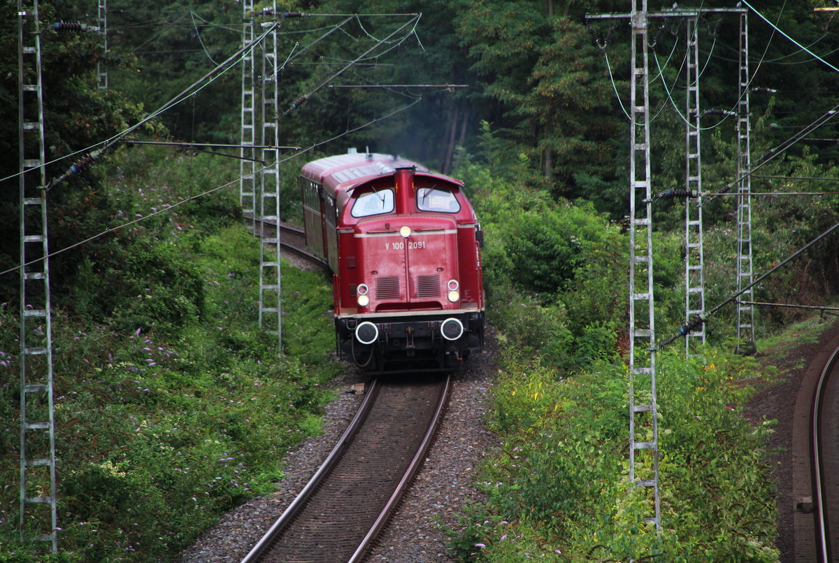 V100 2091 hat das BW Köln Hansaring umfahren und nähert sich jetzt mit vier Uerdinger Schienenbussen dem Bahnhof Köln West. Der Zug der AKE Eisenbahntouristik war unterwegs als Sonderzug Gerolstein - Köln - Bad Ems und wieder zurück, hier auf der Rückfahrt zu sehen.
Köln West, 28. August 2016