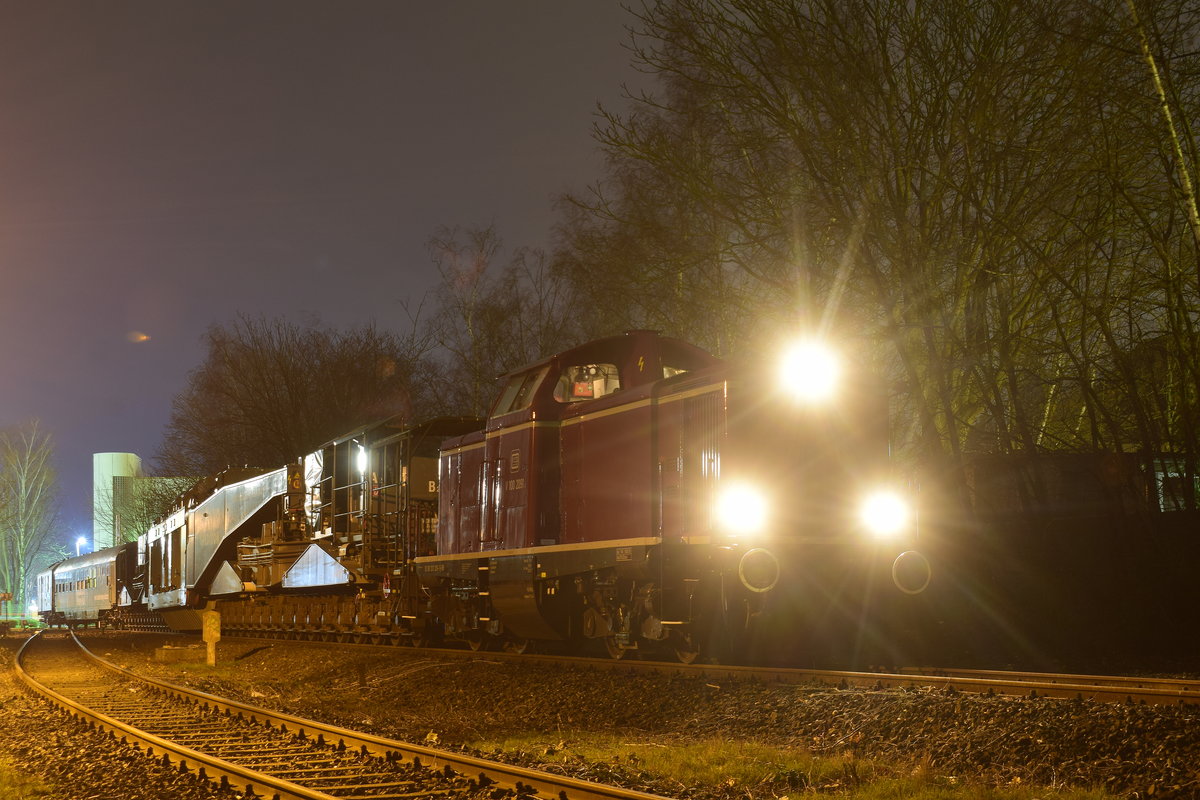 V100 2091 stand in der Nacht auf dem 21.3.21 mit einen Trafo in Geneiken. Gegen 1 Uhr ging es dann los in Richtung Mönchengladbach Hbf wo Kopf gemacht wurde und weiter nach Köln.

Mönchengladbach 21.03.2021