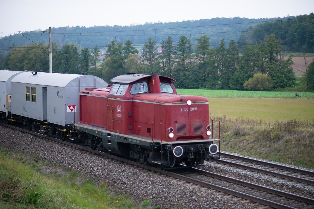 V100 2091 der VEB (ehem. 212 091-3) fährt bei herbstlicher Witterung mit 60 km/h aus Diebach kommend in Richtung Neustadt Aisch. VEB steht für 'Vulkan-Eifel-Bahn Betriebsgesellschaft mbH, Gerolstein'. Aufgenommen am 30.09.2020
