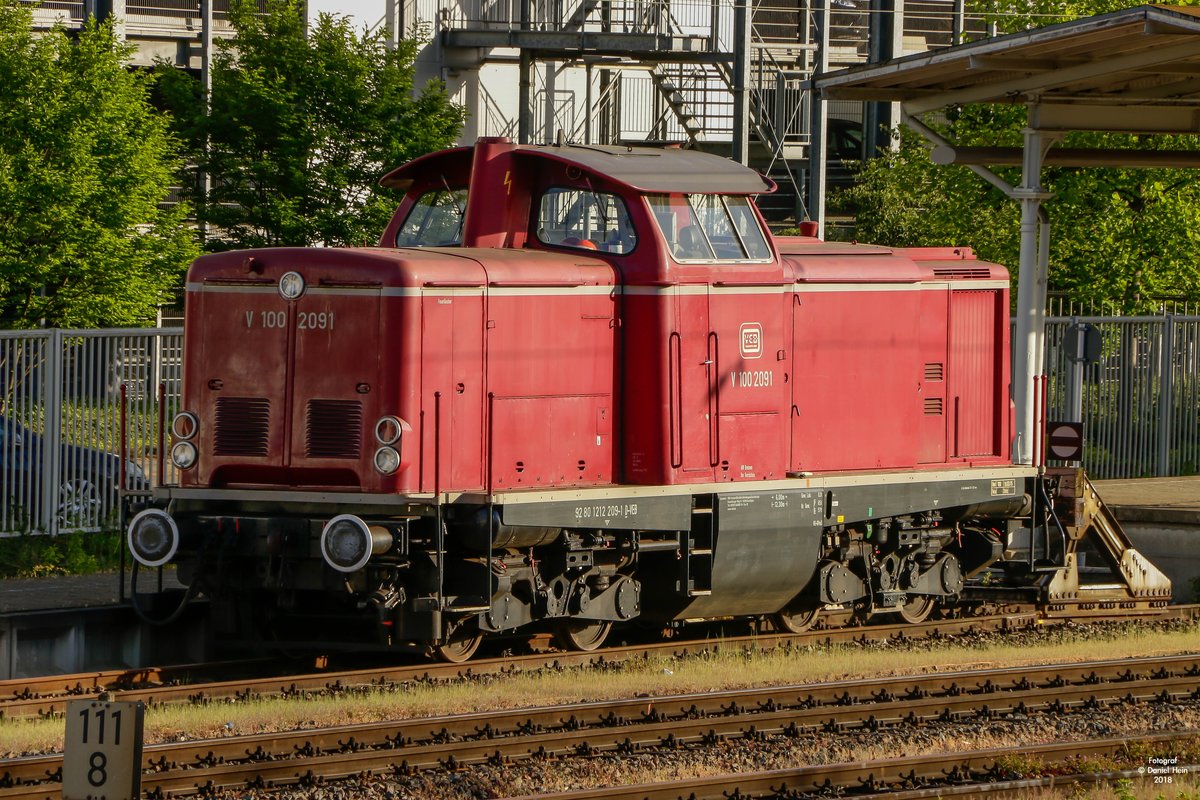 V100 2091 VEB in Trier Hbf abgestellt, am 28.04.2018.