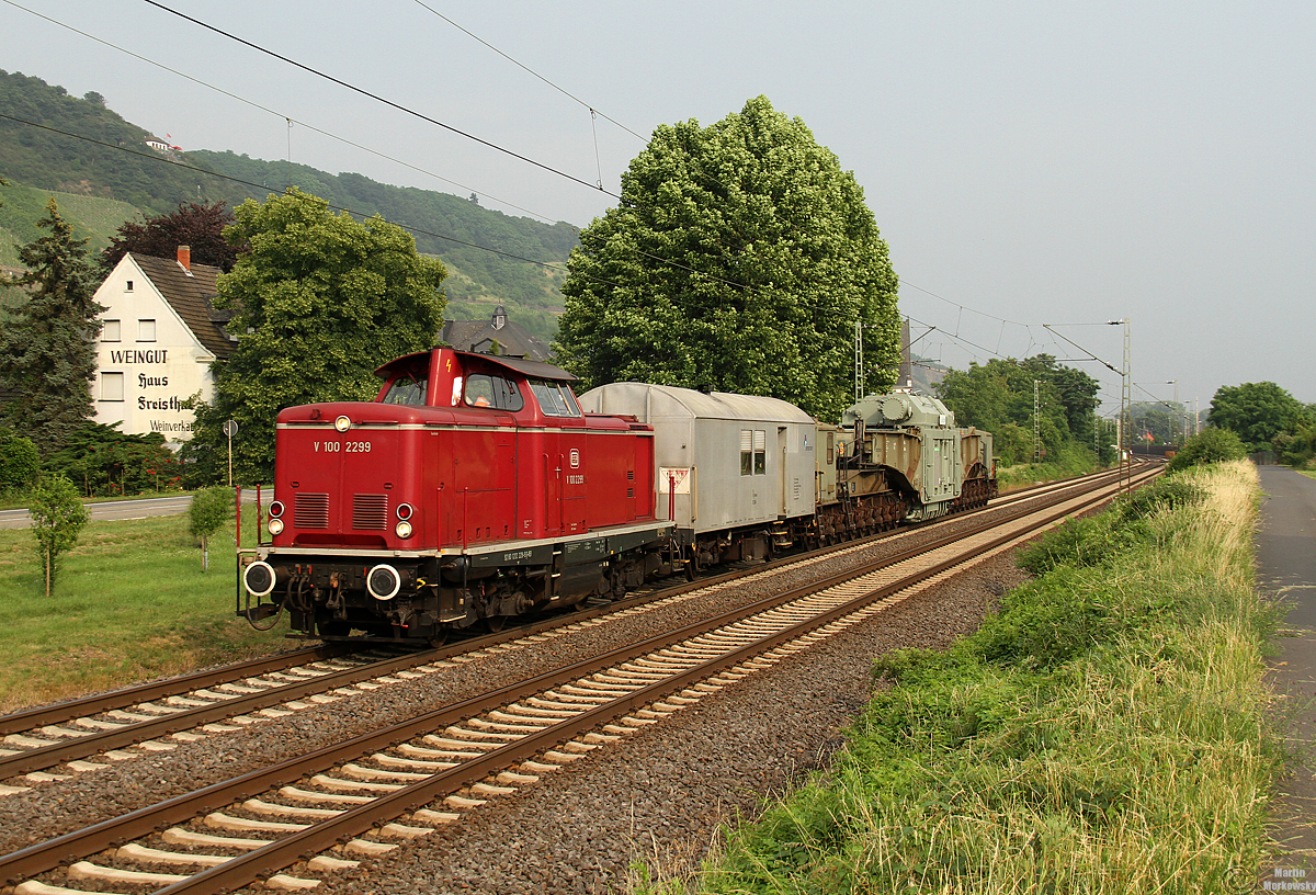 V100 2299 mit einem Trafotransport in Leutesdorf am 10.06.2018