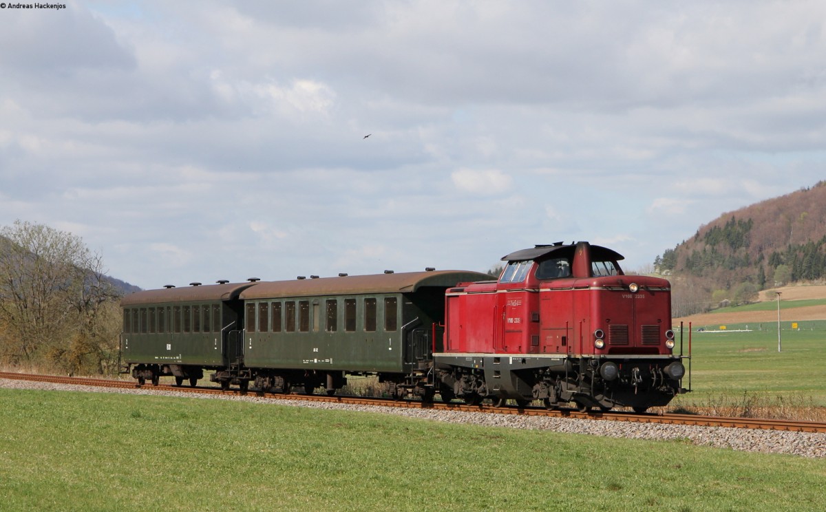 V100 2335 mit dem DLr 20282 (Fützen - Schaffhausen GB) bei Blumberg 9.4.14