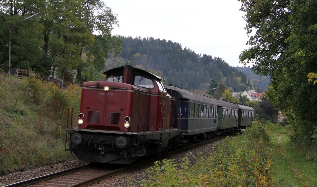 V100 2335 mit dem DPE 92000 (Stuttgart Hbf-Waldshut) bei Mhringen 12.10.13