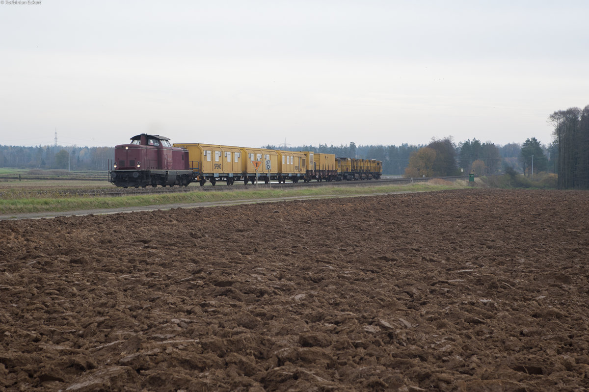V100 2335 der NeSa mit einem kurzen SPENO Bauzug bei Oberteich Richtung Hof, 04.11.2017