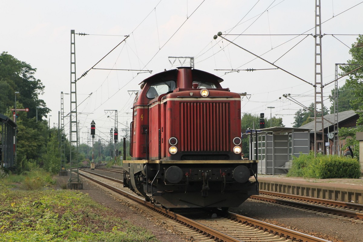 V100 “Emsland II” der Emsländische Eisenbahn GmbH (ehemalige 212 194-5) während Umlaufen für die Müllzug Dörpen-Salzbergen auf Bahnhof Salzbergen am 1-8-2014.