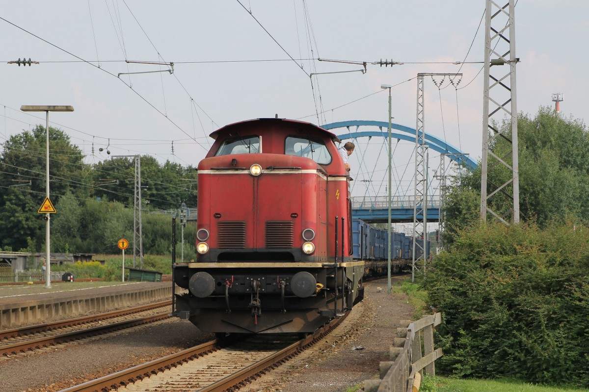 V100 “Emsland II” der Emsländische Eisenbahn GmbH (ehemalige 212 194-5) während Umlaufen für die Müllzug Dörpen-Salzbergen auf Bahnhof Salzbergen am 1-8-2014.