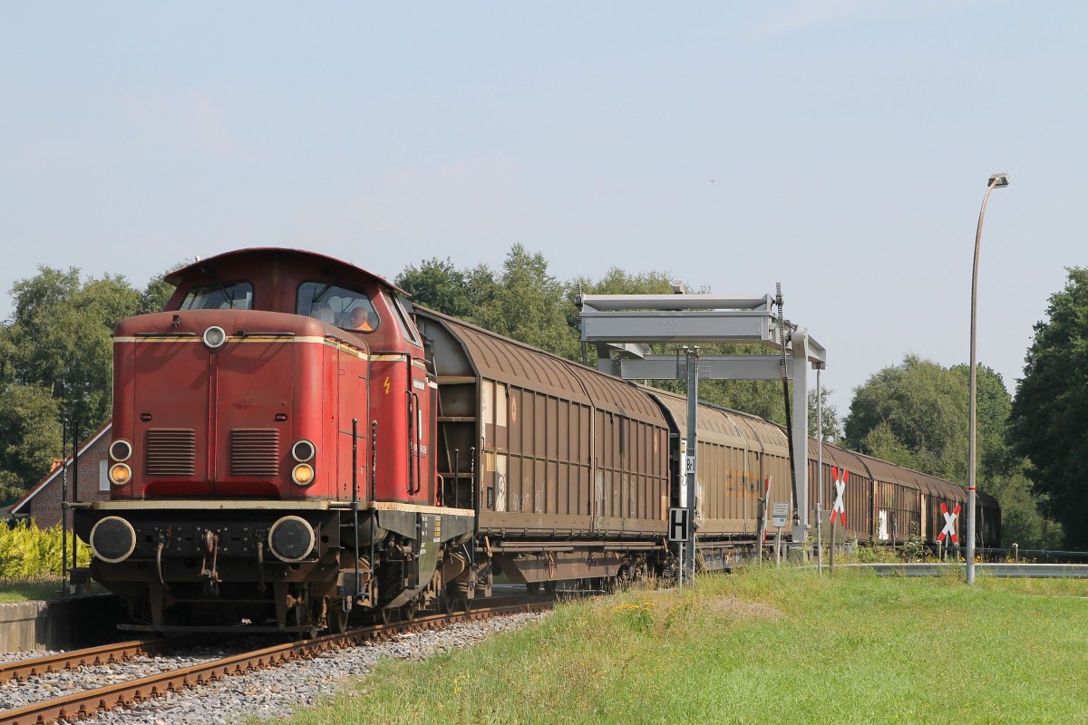 V100 “Emsland” (Baujahr: 1962)  der Emsländische Eisenbahn GmbH (ehemalige 211 308-2)  mit Güterzug Ocholt-Sedelsberg bei Elisabethfehn am 1-8-2014.