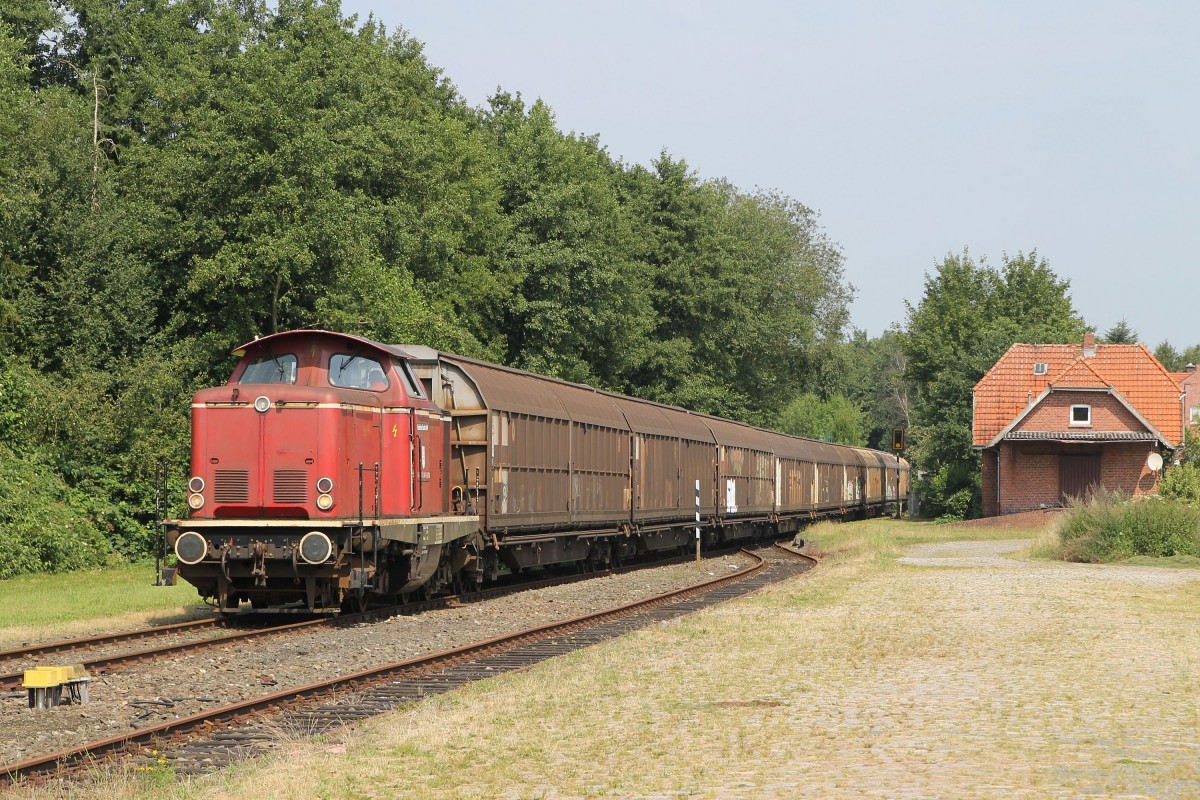 V100 “Emsland” (Baujahr: 1962)  der Emsländische Eisenbahn GmbH (ehemalige 211 308-2)  mit Güterzug Ocholt-Sedelsberg auf Bahnhof Ramsloh am 1-8-2014.