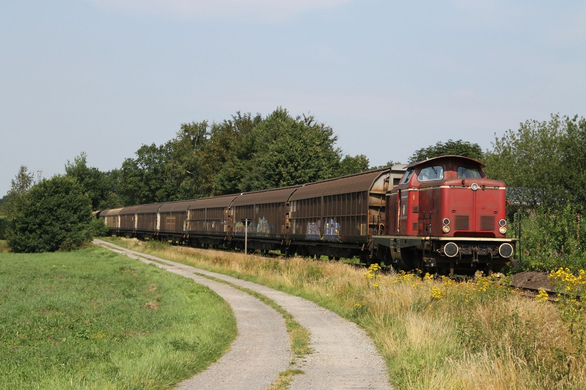 V100 “Emsland” (Baujahr: 1962) der Emsländische Eisenbahn GmbH (ehemalige 211 308-2) mit Güterzug Ocholt-Sedelsberg bei Sedelsberg am 1-8-2014.