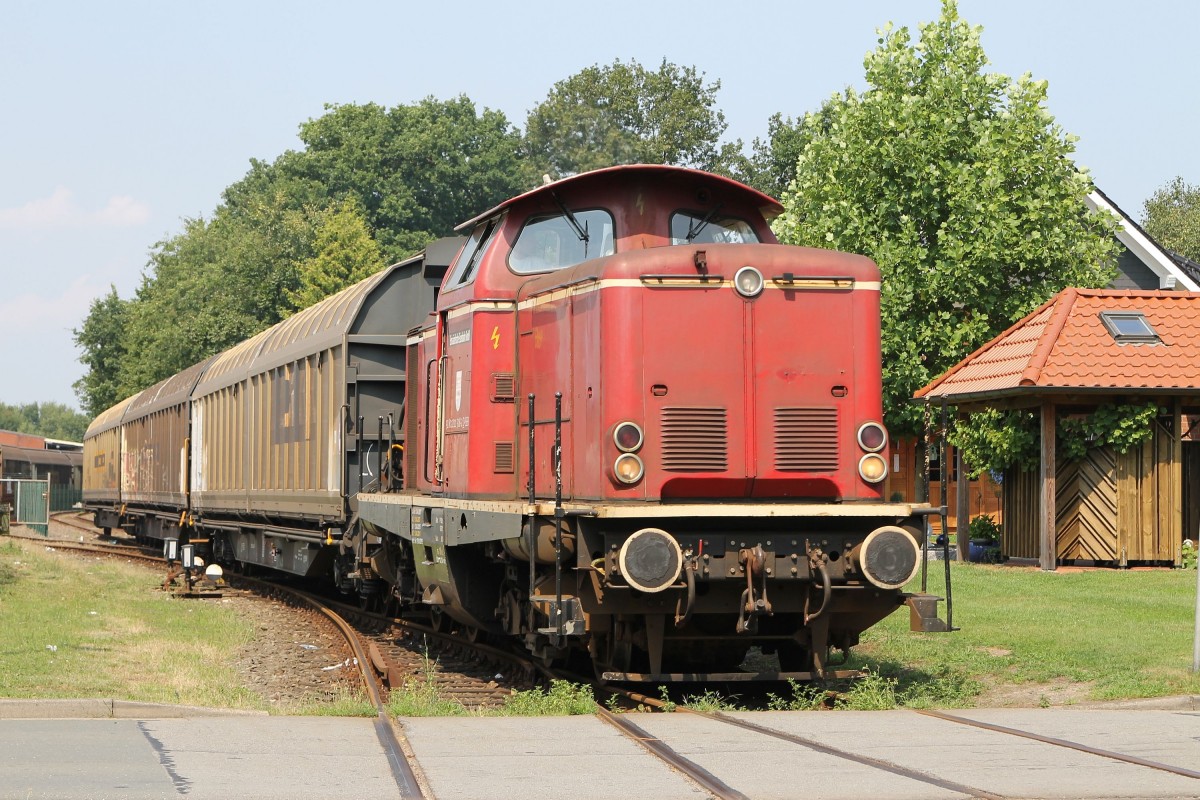 V100 “Emsland” (Baujahr: 1962)  der Emsländische Eisenbahn GmbH (ehemalige 211 308-2)während rangieren in Sedelsberg am 1-8-2014.
