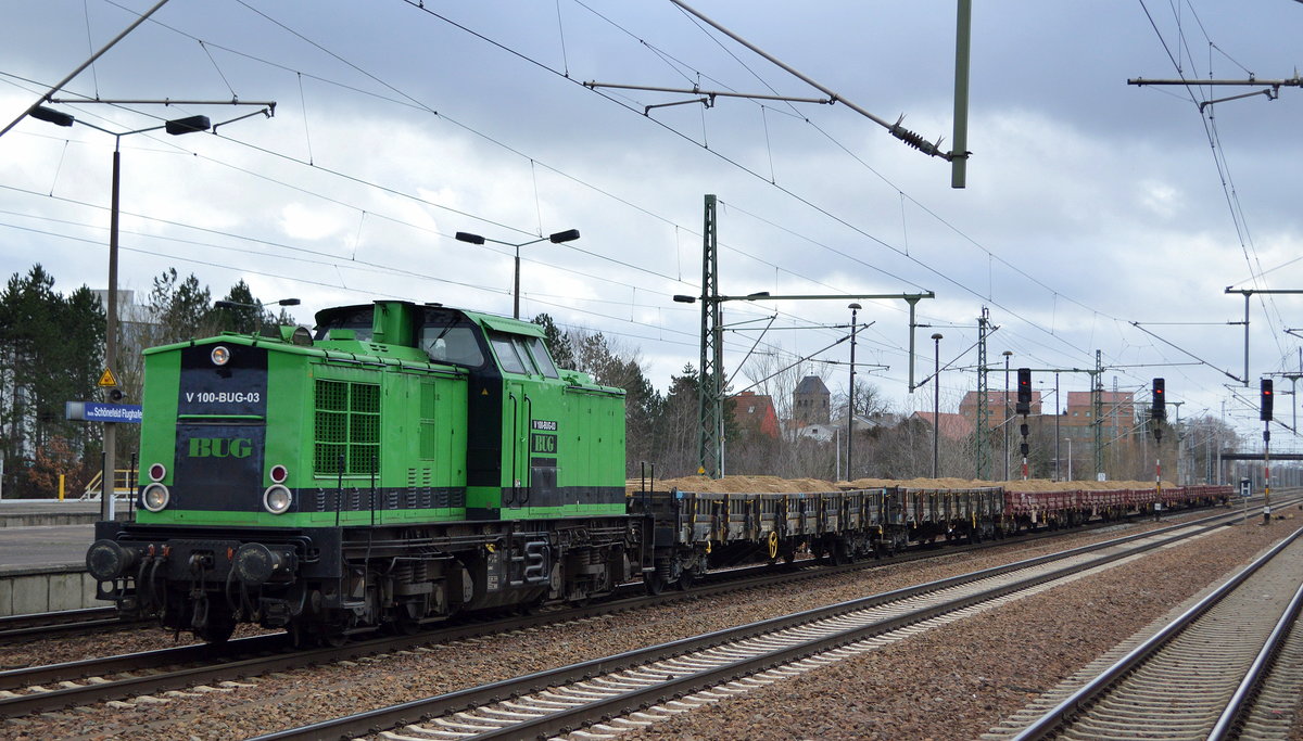  V100-BUG-03  (92 80 1202 520-3 D-BUG) mit einem Güterzug Drehgestell-Flachwagen mit Sand am 04.02.20 Bf. Flughafen Berlin Schönefeld.