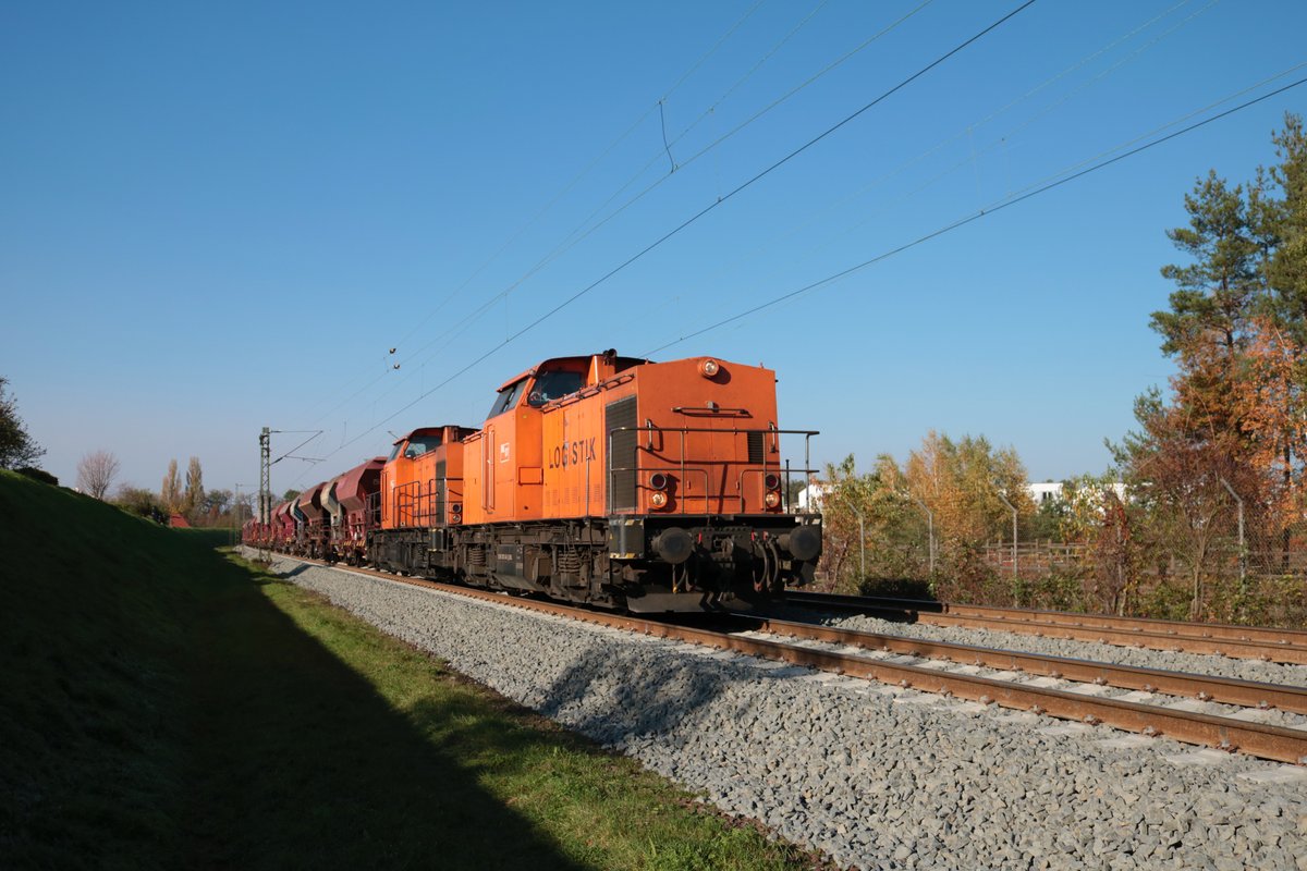 V100 Ost Doppeltraktion BBL 203 148-2 und 203 122-7 mit Schotterwagen in Hanau Rauschwald am 07.11.20 