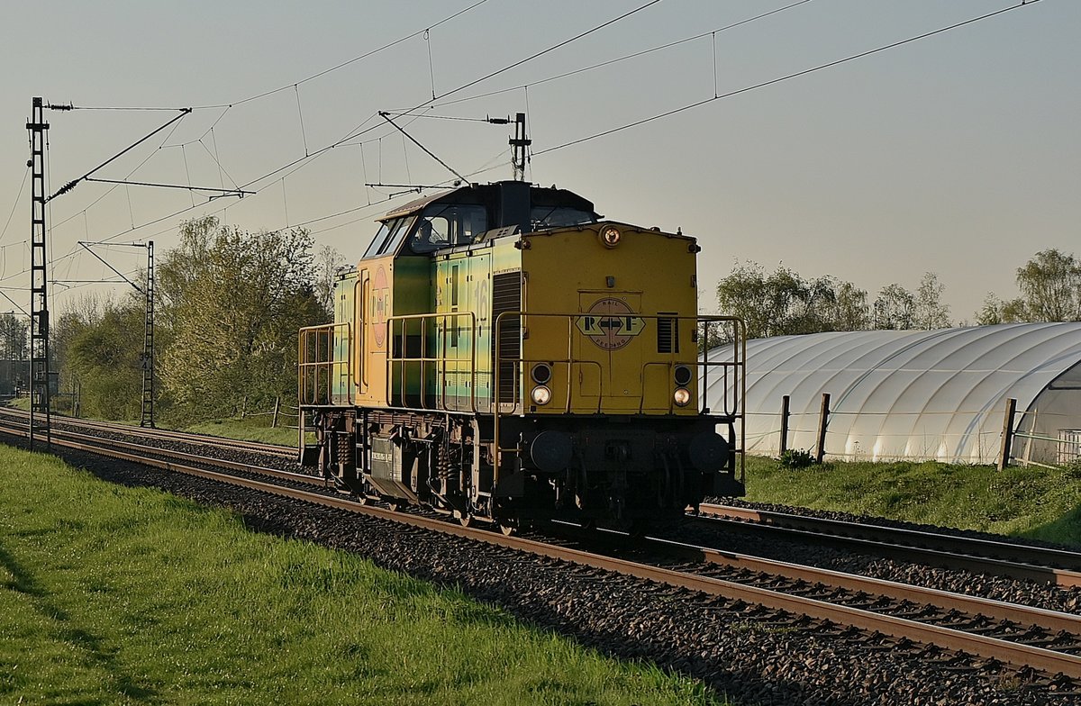 V100 Ost/92 84 2203 016-5 NL-RRF einer amerikanischen Bahngesellschaft, die in den Niederlanden ihre Heimat ist, kommt hier am Abend des 10.4.2019 gen Neuss LZ fahrend vor meine Optik.
