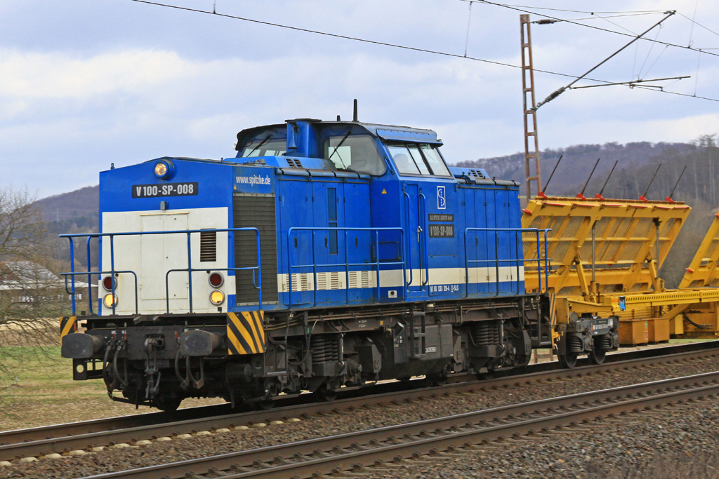 V100 SP008 am 02.03.2015 12:41 auf der KBS350 am Bü Km75,1 nördl. von Salzderhelden in Richtung Göttingen