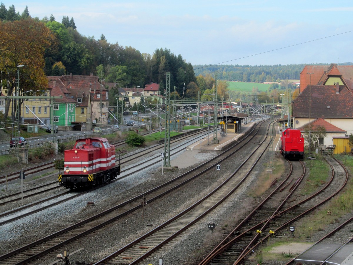 V100.01 (203 213-4) der HGB durchfährt am 15. Oktober 2014 solo den Bahnhof Kronach in Richtung Lichtenfels.