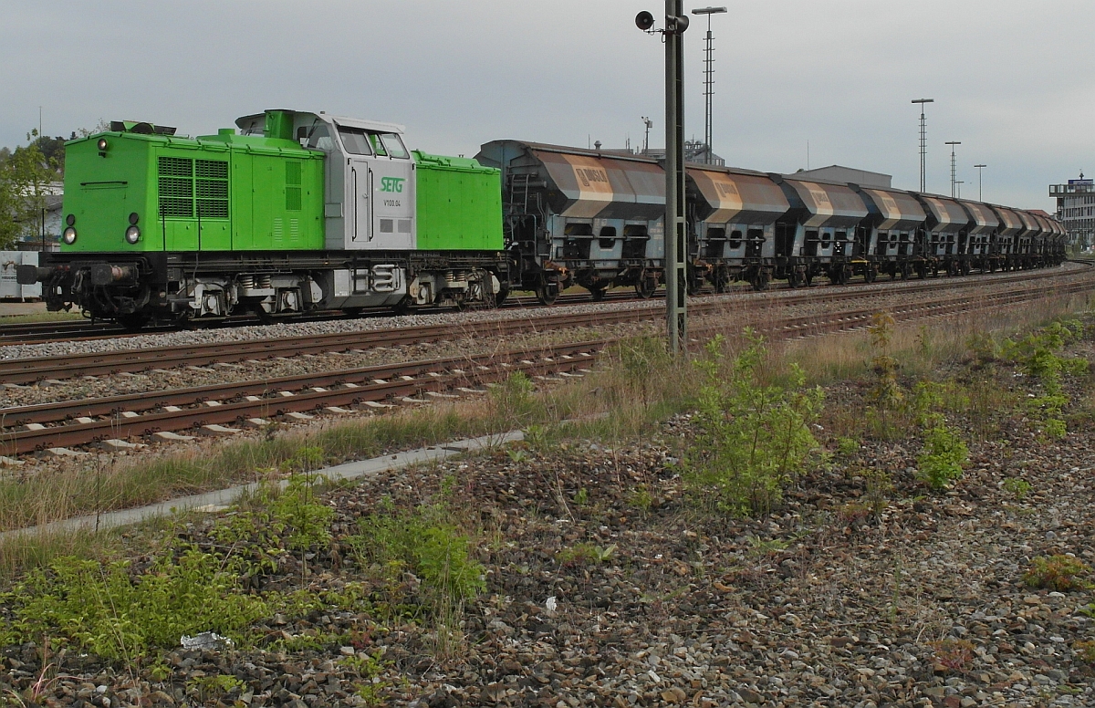 V100.04 (202 787-8) der SETG (Salzburger Eisenbahn Transportlogistik GmbH) wartet mit dem aus Wagen der Gattung Tdns gebildeten Ganzzug in Biberach (Riß) auf Streckenfreigabe (06.05.2014).