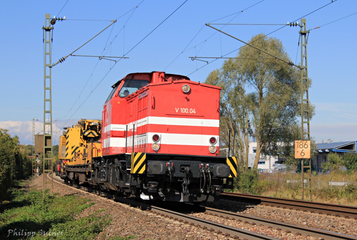 V100.04 der Hessischen Güterbahn (HGB) mit DGV92626 nach Freiburg im Breisgau bei der Durchfahrt Riegel am 25.09.2015
