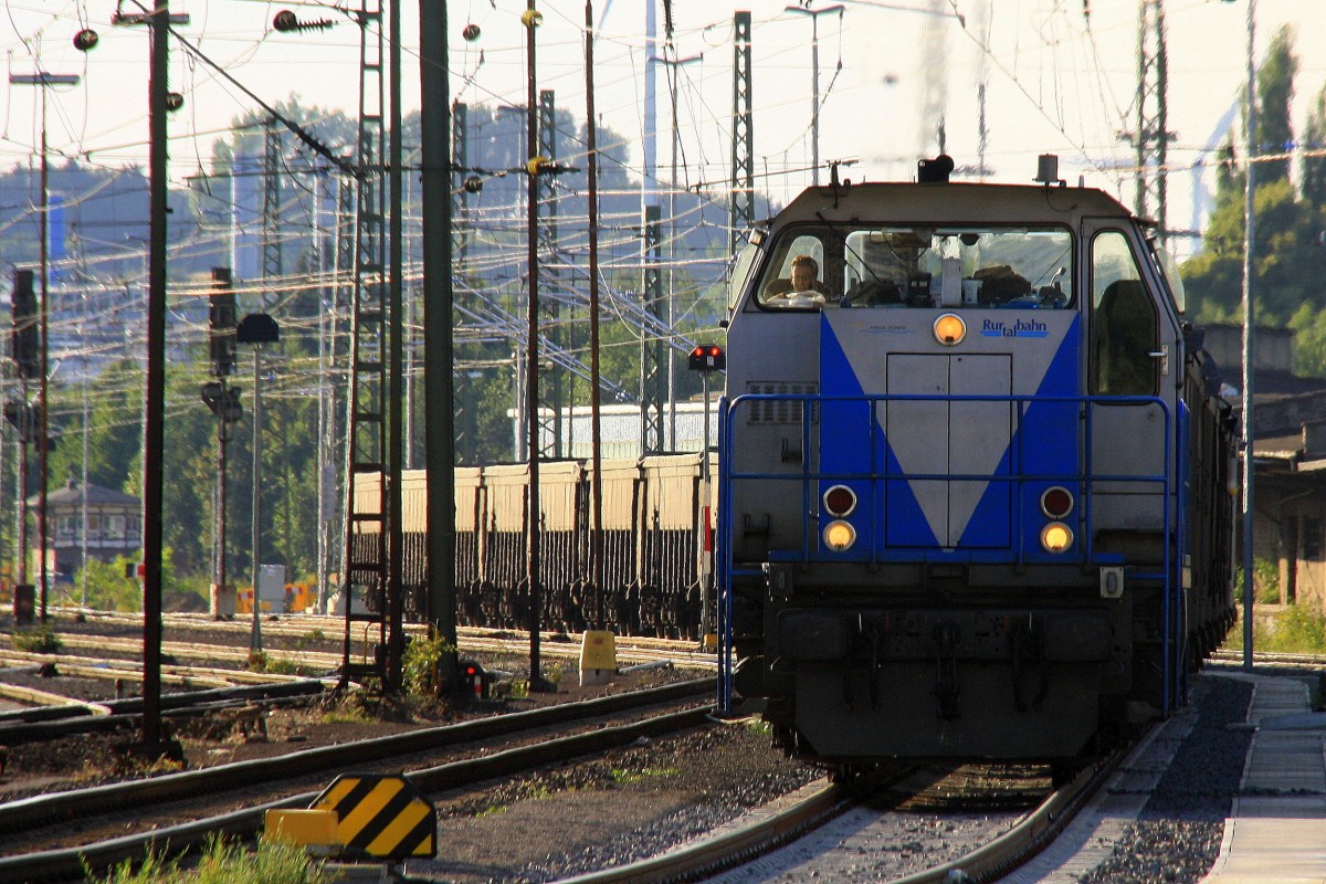 V104  Sally  von der Rurtalbahn fhrt mit viel Qualm mit einem Bleizug aus Antwerpen-Lillo(B) nach Stolberg-Hammer bei der Ausfahrt von Aachen-West und fhrt in Richtung Aachen-Hbf am einem schnem Sommerabend in der Abendstimmung am 12.8.2013.