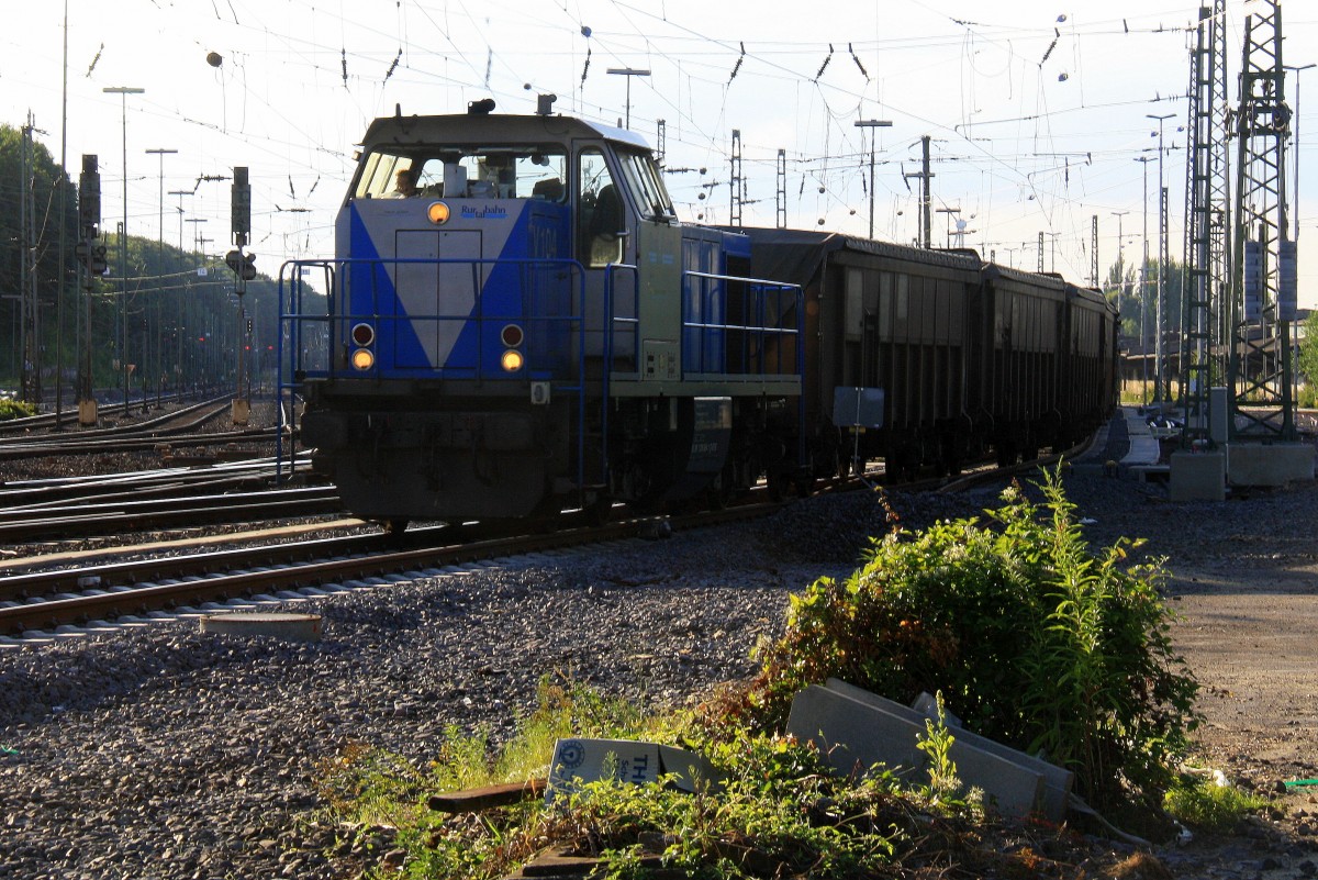 V104  Sally  von der Rurtalbahn fhrt mit viel Qualm mit einem Bleizug aus Antwerpen-Lillo(B) nach Stolberg-Hammer bei der Ausfahrt von Aachen-West und fhrt in Richtung Aachen-Hbf am einem schnem Sommerabend in der Abendstimmung im Gegenlicht am 12.8.2013.