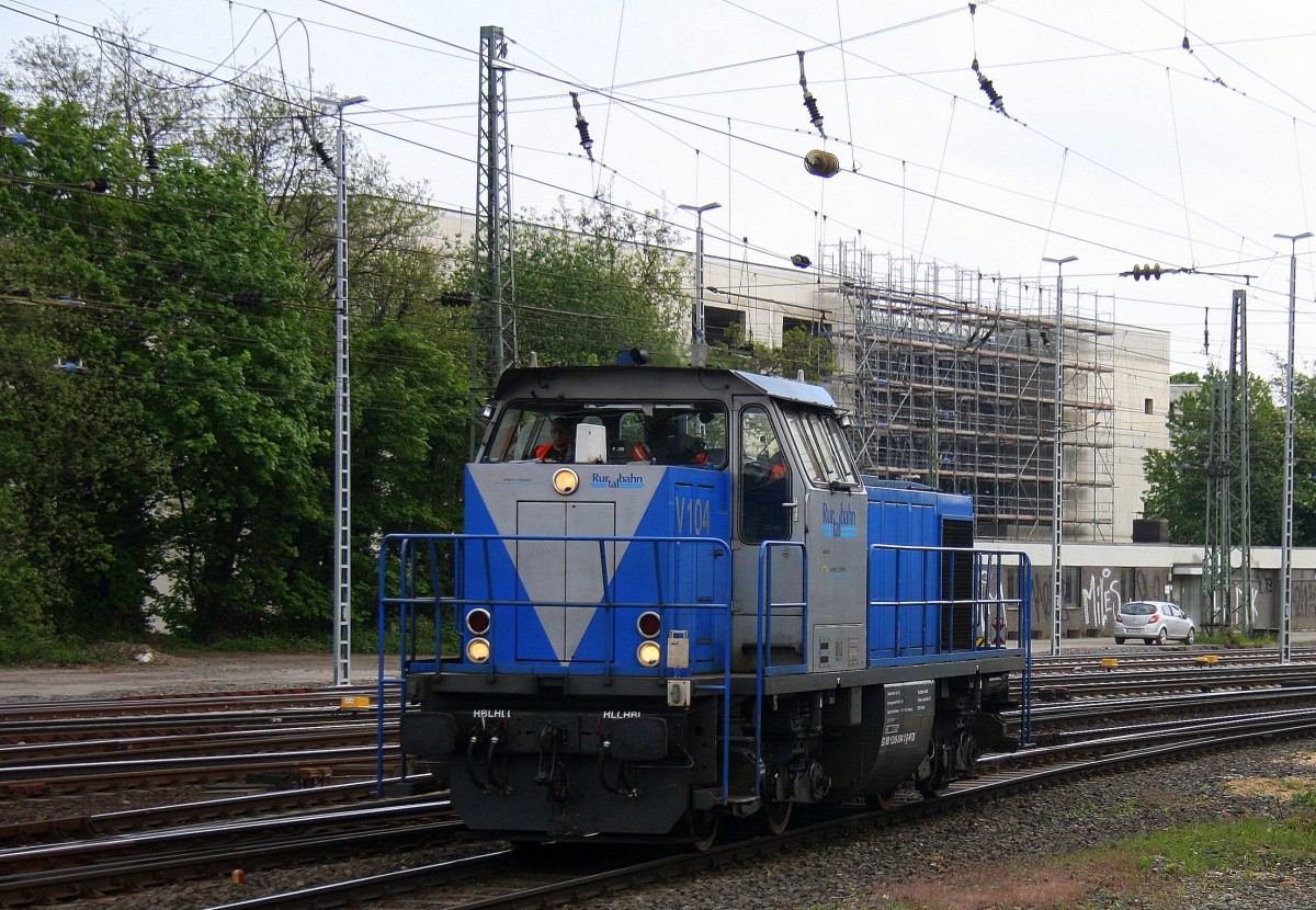 V104  Sally  von der Rurtalbahn kommt als Lokzug aus Stolberg-Hbf und fährt in Aachen-West ein.
Aufgenommen vom Bahnsteig in Aachen-West bei Sonne und Gewitterwolken am Nachmittag  vom 25.4.2014.