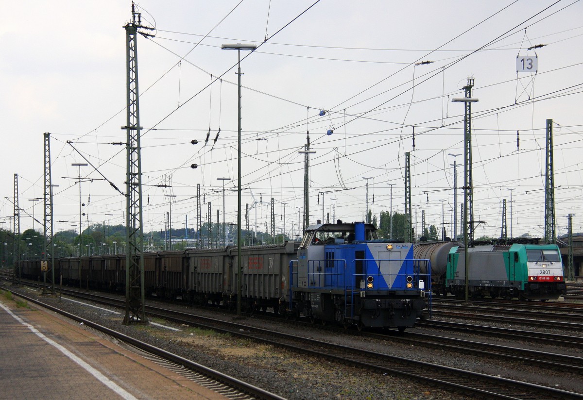 V104  Sally  von der Rurtalbahn steht in Aachen-West mit einem Bleizug aus Antwerpen-Lillo(B) nach Stolberg-Hammer und wartet auf die Abfahrt nach Stolberg-Hbf(Rheinland).
Und die Cobra 2807 steht in Aachen-West und wartet auf die Abfahrt nach Belgien mit einem langen gemschten Güterzug aus Köln-Gremberg nach Antwerpen-Noord(B).
Aufgenommen vom Bahnsteig in Aachen-West bei Sonne und Gewitterwolken am Nachmittag vom 25.4.2014. 