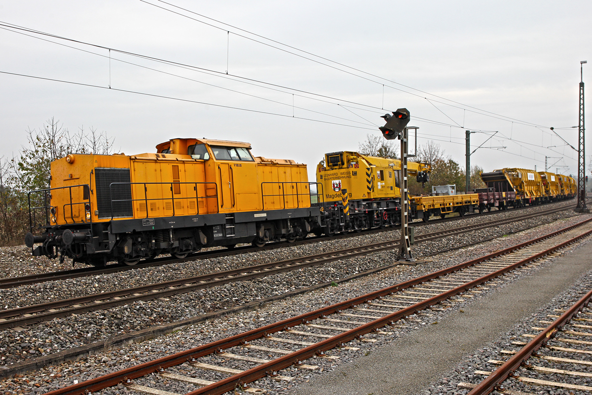 V150.05 zieht einen Bauzug bei Welschingen vorüber.Bild vom 30.10.2014