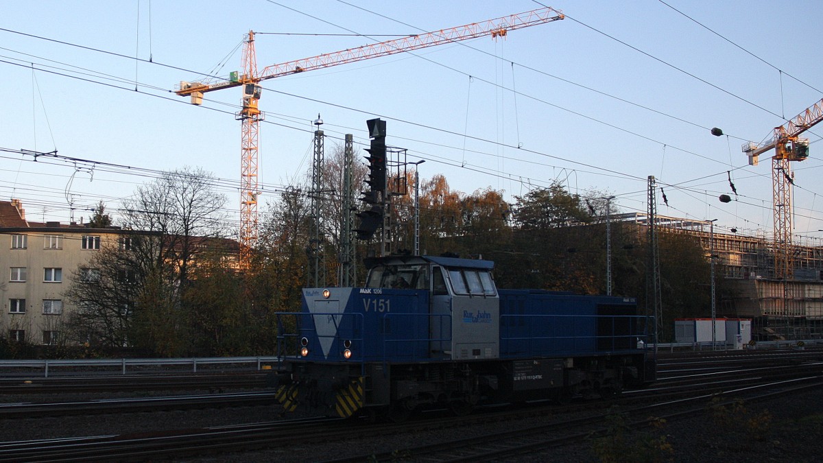 V151  Josy  von der Rurtalbahn kommt als Lokzug aus Richtung Stolberg-Rheinland und fährt in Aachen-West ein.
Aufgenommen vom Bahnsteig in Aachen-West bei schönem Novemberwetter am Nachmittag vom 21.11.2014.