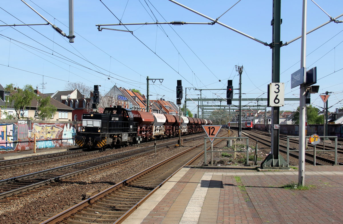 V158 von der Rurtalbahn kommt mit einem  Braunkohlezug aus Köln-Bickendorf(D) nach Düren-Lendersdorf(D) und fuhr durch Köln-Ehrenfeld.
Aufgenommen vom Bahnsteig 3 in Köln-Ehrenfeld.
Bei Sommerwetter am 18 April 2018.
Aufgenommen am 18.4.2018. 