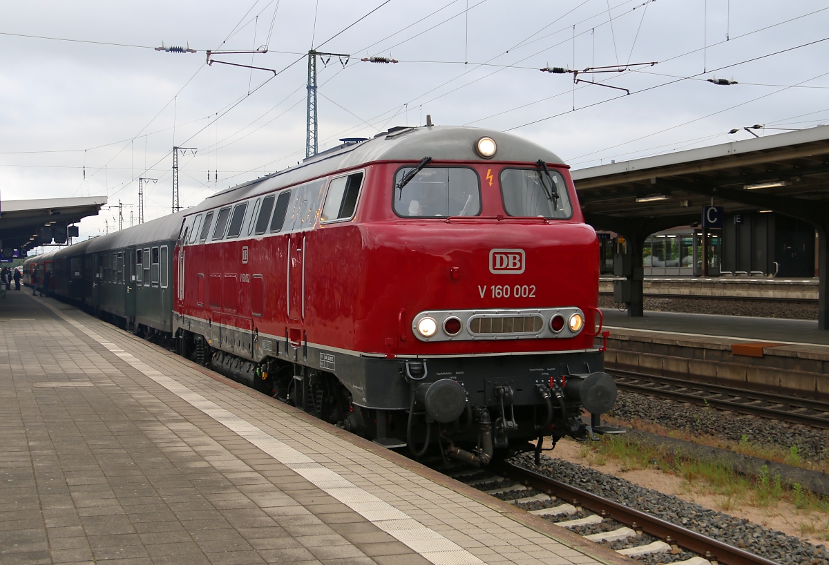 V160 002 mit Sonderzug zu den Stahlwerken Salzgitter am 15.05.2016. Hier beim Zustiegshalt in Göttingen.