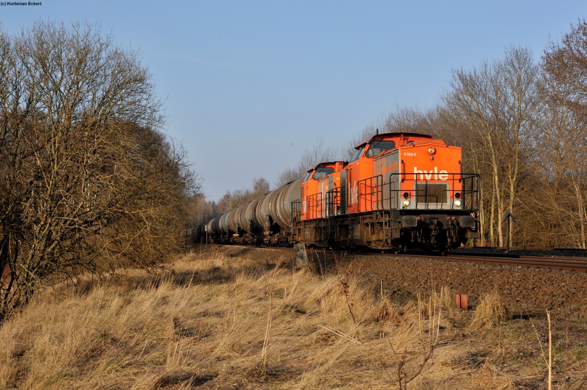 V160.6 der HVLE mit einer Schwestermaschine und einem Kesselwagenzug Richtung Kehlheim bei Schönfeld, 23.03.2015