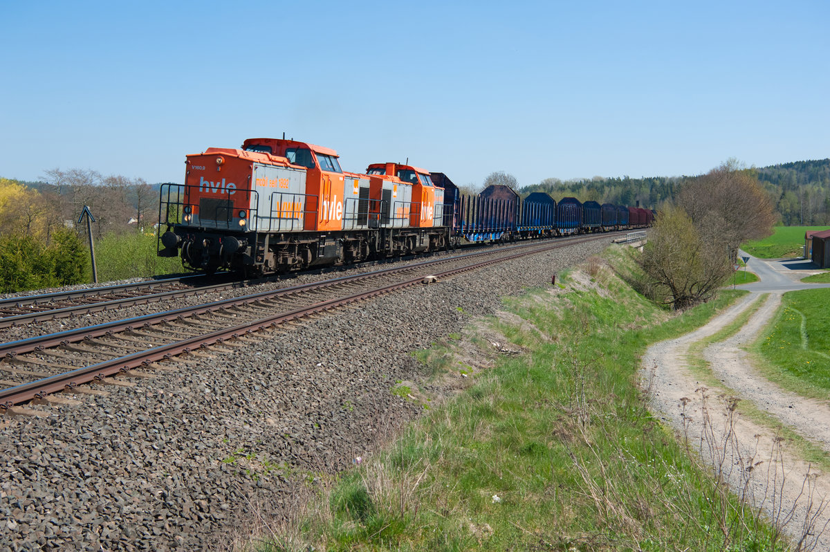 V160.9 und V160.8 der HVLE mit einem leeren Holzzug bei Pechbrunn Richtung Hof, 21.04.2019