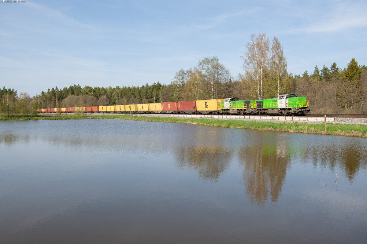 V1700.02 (277 003-0) und V1700.03 (277 004-9) mit dem Containerzug von Wiesau nach Hamburg bei Wiesau, 20.04.2018