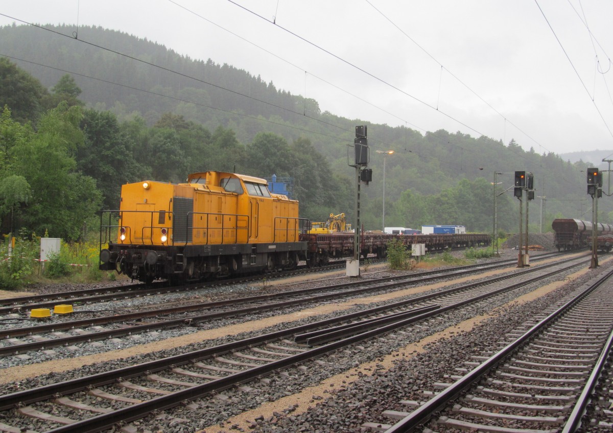 V180.05 (203 161-5) der SGL steht am 25. August 2013 mit einem Bauzug in Probstzella. 