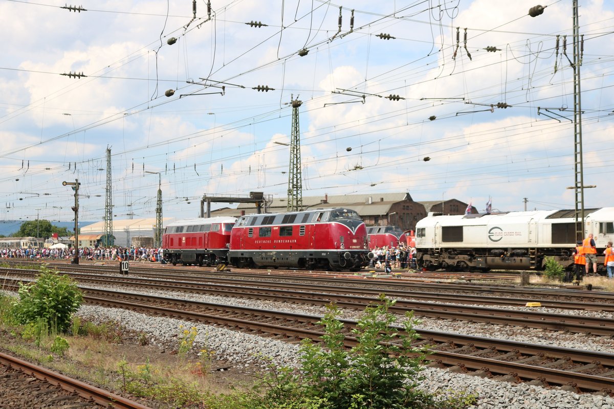 V200 007 und V160 067 beim Sommerfest im DB Museum Koblenz Lützel am 22.06.19. Von einen Gehweg aus fotografiert. Die Bundespolizei hat die Fotografen überwacht damit nichts passiert