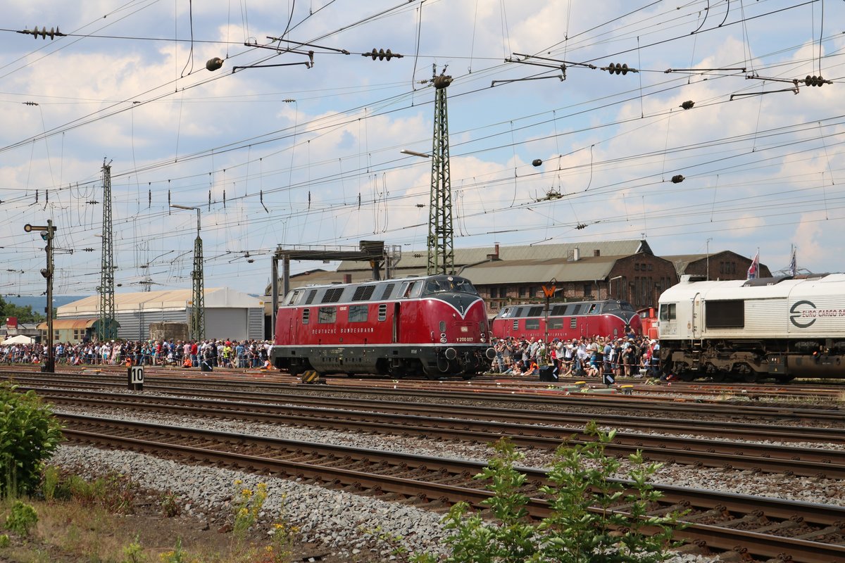V200 007 und V200 033 im Hintergrund beim Sommerfest im DB Museum Koblenz Lützel am 22.06.19. Von einen Gehweg aus fotografiert. Die Bundespolizei hat die Fotografen überwacht damit nichts passiert