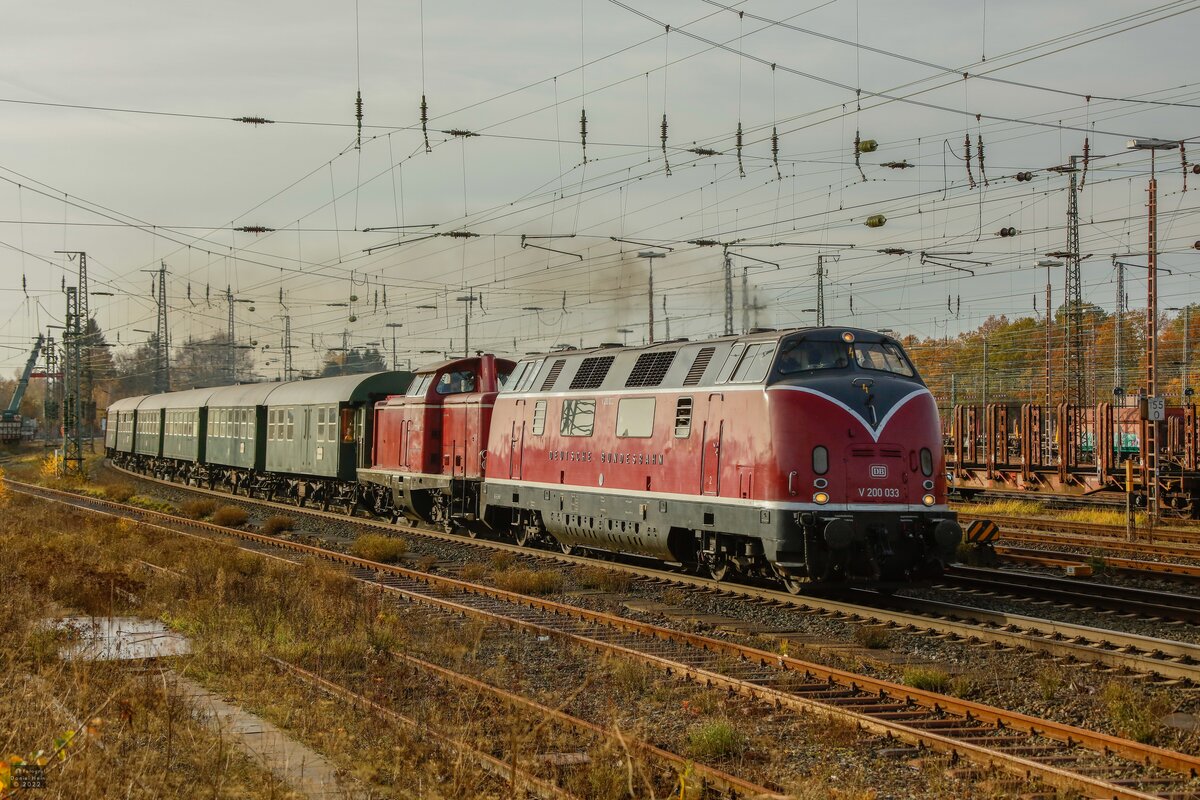 V200 033 & 212 079-8 von MEH mit Sonderzug nach Hameln in Schwerte, am 26.11.2022.