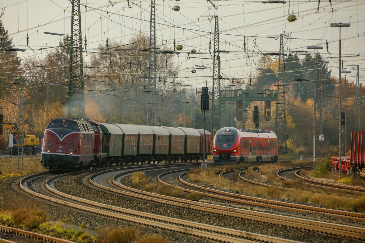 V200 033 & 212 079-8 von MEH mit Sonderzug nach Hameln und rechts 632 310 DB in Schwerte, November 2022.